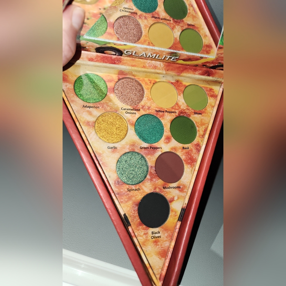 Glamlite Pizza Slice Eyeshadow Palette